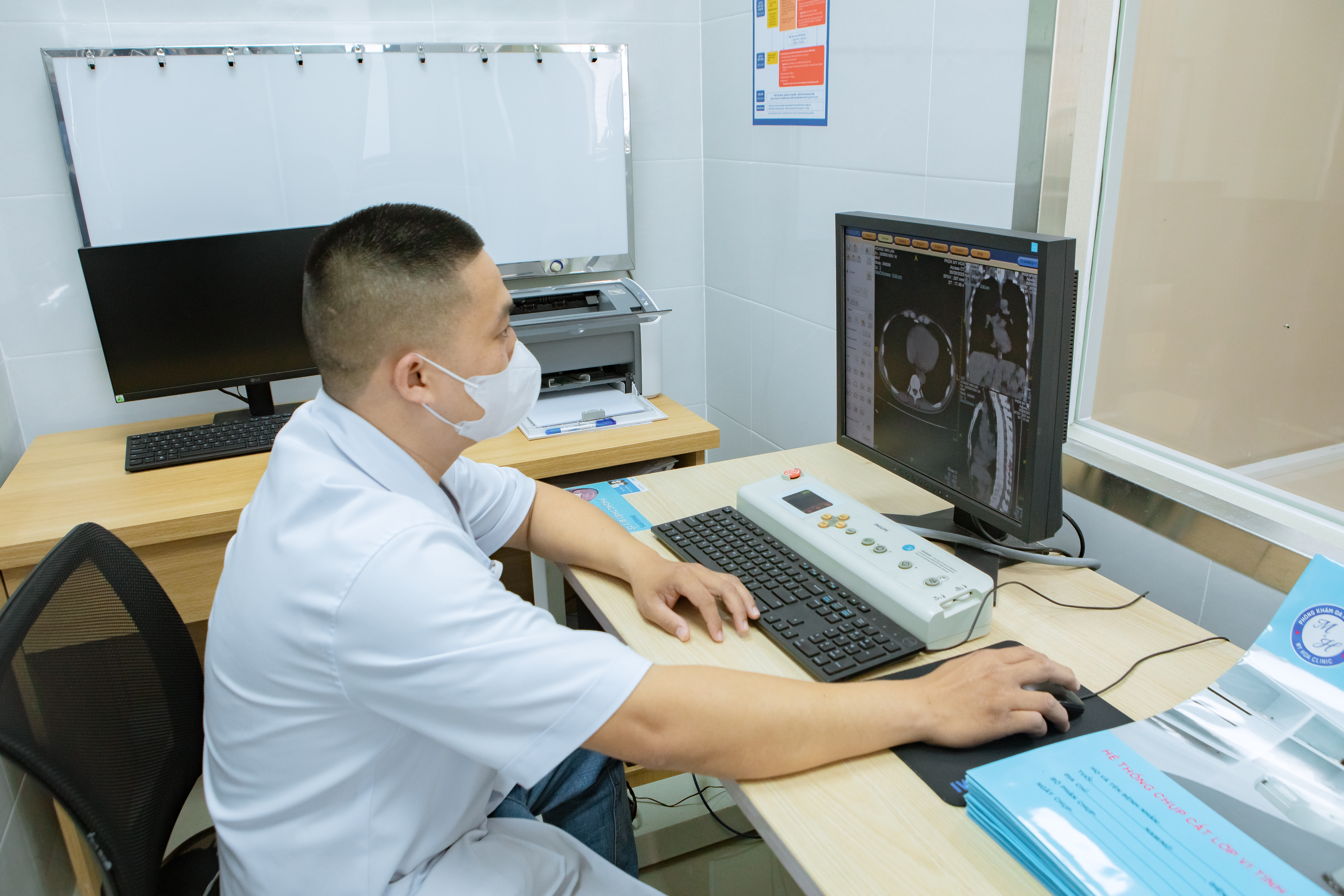 Bác sĩ chuẩn đoán hình ảnh của bệnh nhân.
